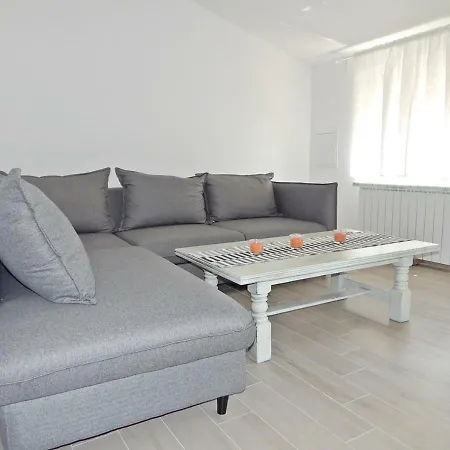 Katarina With Swimming Pool Apartment Stobrec