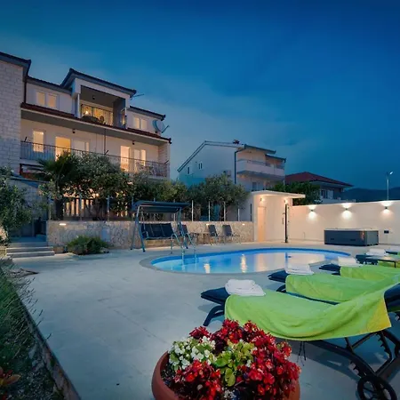 Katarina With Swimming Pool Apartment Stobrec